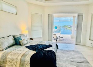 3 soverom, skrivebord, strykejern/-brett og reiseseng for barn