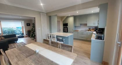 Bright, Spacious 3BD Family Home in Quiet Estate