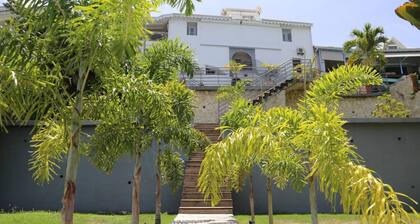 Villa Ăvasion, piscine jacuzzi et ponton privĂ©