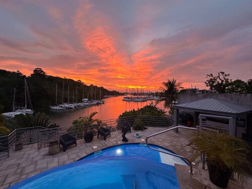 Villa Évasion, Jacuzzi pool and private pontoon