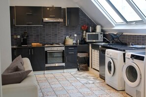 Kühlschrank, Mikrowelle, Ofen, Herdplatte