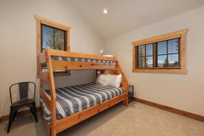 2 quartos, berço de viagem, acesso à internet, roupa de cama