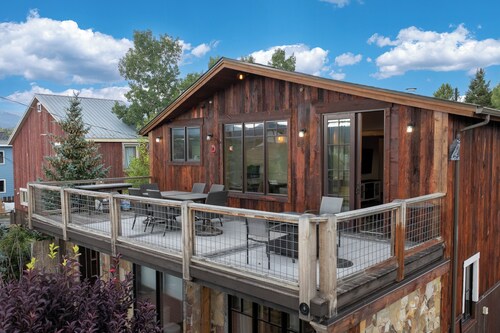 One of a kind 5 bedroom cabin, downtown location,