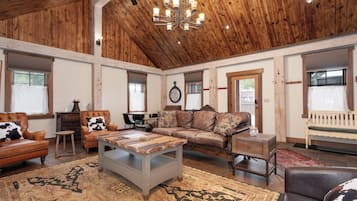 Smart TV, chimenea, estéreo y monitor de computadora