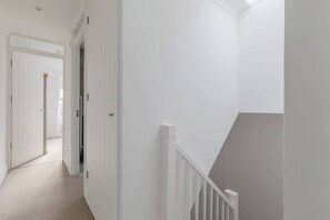 Interior - Charming 4BD Home, 6 mins from Nine Elms Station (Greater London)