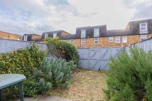 Property grounds - Charming 4BD Home, 6 mins from Nine Elms Station (Greater London)