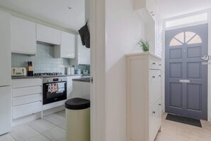 Fridge, microwave, oven, stovetop - Charming 4BD Home, 6 mins from Nine Elms Station (Greater London)