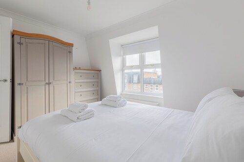 Charming 4BD Home, 6 mins from Nine Elms Station