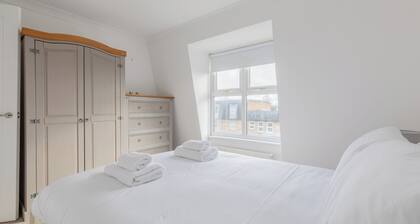Charming 4BD Home, 6 mins from Nine Elms Station
