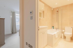 Shower, hair dryer - Charming 4BD Home, 6 mins from Nine Elms Station (Greater London)