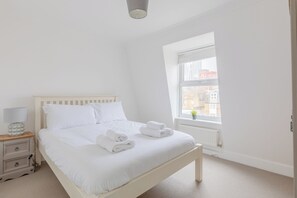 Room - Charming 4BD Home, 6 mins from Nine Elms Station (Greater London)
