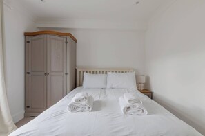 4 bedrooms, Internet, bed sheets - Charming 4BD Home, 6 mins from Nine Elms Station (Greater London)