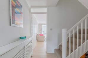 Interior - Charming 4BD Home, 6 mins from Nine Elms Station (Greater London)