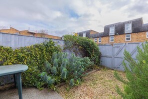 Property grounds - Charming 4BD Home, 6 mins from Nine Elms Station (Greater London)