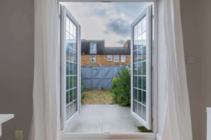 Interior - Charming 4BD Home, 6 mins from Nine Elms Station (Greater London)