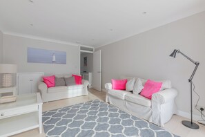 Living area - Charming 4BD Home, 6 mins from Nine Elms Station (Greater London)