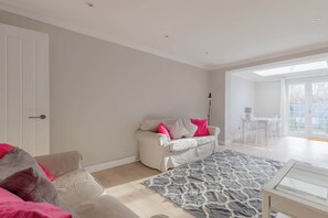 Living area - Charming 4BD Home, 6 mins from Nine Elms Station (Greater London)