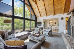 Interior - Kenwood Vista by Avantstay 7acres w/ Pool, Fire Pit, Vineyard Views (Kenwood)