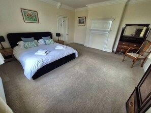 6 chambres, fer et planche à repasser, lit de bébé portatif