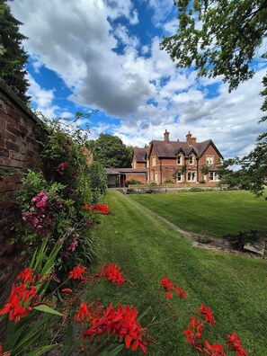 Property grounds - Spacious house with a large garden on a private country Estate (Newark)