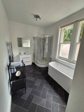 Een douche, een haardroger, handdoeken, toiletpapier