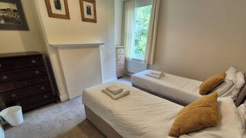 6 slaapkamers, een strijkplank/strijkijzer, reisbedje, gratis wifi