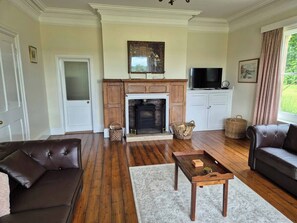 Smart TV, fireplace, books - Spacious house with a large garden on a private country Estate (Newark)