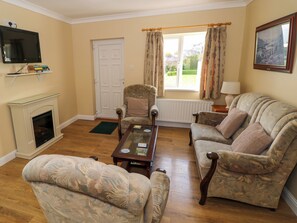 Living area - ROBIN’S ROOST 2, family friendly in Cornamona, County Galway (Corr na Mona)