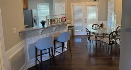 Only minutes from downtown Atlanta /Renovated Townhome