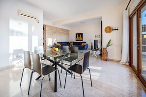 Villa, 2 soverom, privat basseng, hageutsikt | Spisestue