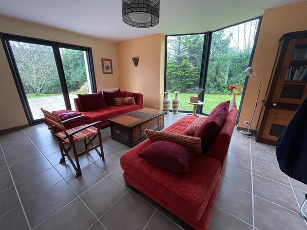 تلفزيون، مشغل دي في دي، تنس طاولة، كُتُب