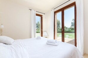 3 bedrooms, iron/ironing board - Villa With Furnished Terrace in Campos (Campos)