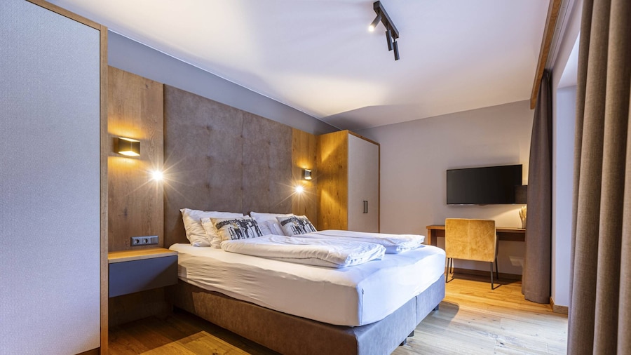 Spacious Apartment With Swimming Pool