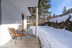 Outdoor dining - Apartment With Carinthian Mountain View (Bad Kleinkirchheim)