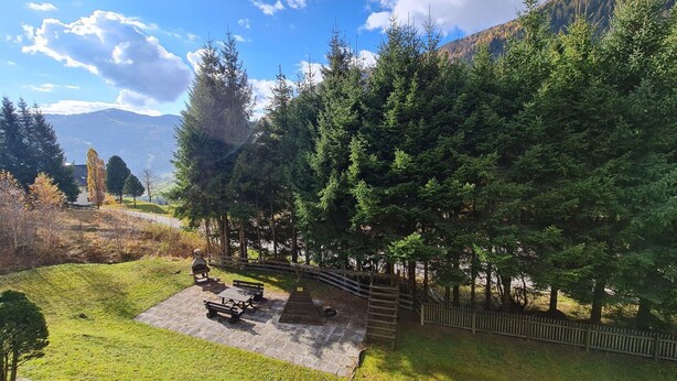 A park with picnic tables and a wooden fence. - Beautiful Apartment in Bad Kleinkirchheim (Bad Kleinkirchheim)