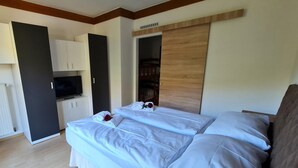 A hotel room with two beds, a TV, and a wardrobe. - Beautiful Apartment in Bad Kleinkirchheim (Bad Kleinkirchheim)