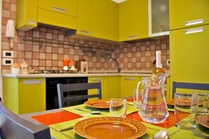 Geladeira, fogão, cooktop, cafeteira/chaleira