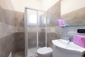 Dusche, Haartrockner, Bidet, Handtücher