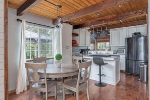 Fridge, microwave, oven, stovetop - Arnold Alpine Abode- Pet Friendly with Huge yard (Arnold)