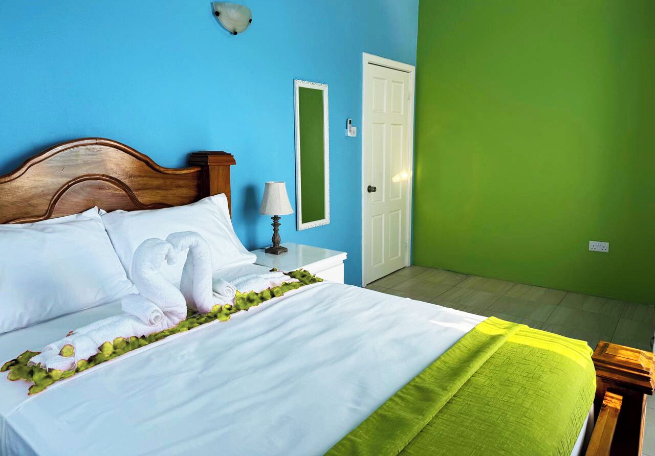 Escritorio, espacio para trabajar con laptop y wifi gratis 