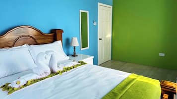 1 habitación, escritorio y espacio para trabajar con laptop