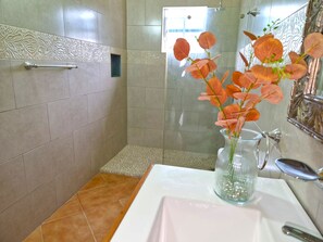 Shower, towels, soap, shampoo - Villa De Felixanne (Vieux Fort)