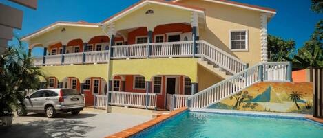 Façana frontal de l'allotjament