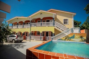 Fachada de la propiedad