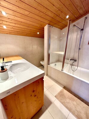 Douche, sèche-cheveux, serviettes fournies