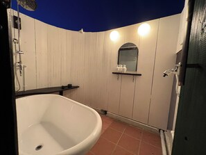 Chambre familiale avec lits jumeaux, vue sur la ville | Couette en duvet, accès au Wi-Fi (inclus), literie fournie