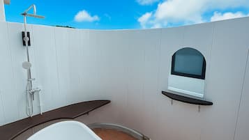 Habitación familiar con 2 camas individuales, vista a la ciudad | Baño