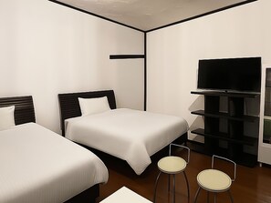 Habitación familiar con 2 camas individuales, vista a la ciudad | Edredón, wifi gratis y ropa de cama 
