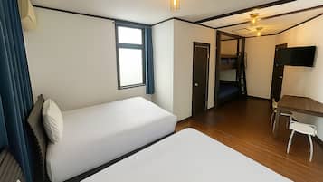 Chambre Familiale avec lits jumeaux, vue ville | Couette en duvet d'oie, Wi-Fi gratuit, draps fournis