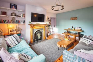 TV, peis, bøker og kontorer